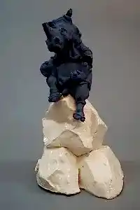 BUĞRA ÖZER tarafından 2022 yılında 40x22x20 cm ölçülerinde Stoneware kil, Serbest elle şekillendirme ve dekor 1080 °C tekniği ile yapılmıştır.