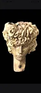 HAKAN ERASLAN tarafından 2025 yılında 52x26x38 cm ölçülerinde Zeytin ağacı ahşap yontu tekniği ile yapılmıştır.