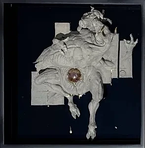 BUĞRA ÖZER tarafından 2025 yılında 60x58x12 cm ölçülerinde Stoneware kil ve epoksi, elle şekillendirme, 1200°C tekniği ile yapılmıştır.