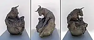 BUĞRA ÖZER tarafından 2025 yılında 40x31x32 cm ölçülerinde Stoneware kil, elle şekillendirme, 1245 °C tekniği ile yapılmıştır.