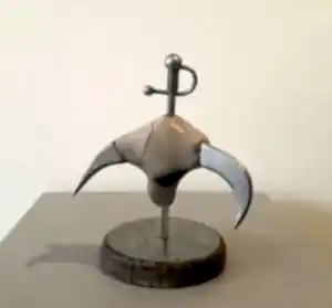 SERKAN ERKOÇ tarafından 2020 yılında 21x12x15 cm ölçülerinde ahşap+metal+taş tekniği ile yapılmıştır.