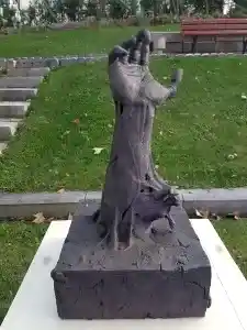 BUĞRA ÖZER tarafından 2022 yılında 66x35x53 cm ölçülerinde Stoneware Kil,  serbest elle şekillendirme,  1240°C tekniği ile yapılmıştır.