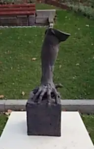 BUĞRA ÖZER tarafından 2022 yılında 68x25x24 cm ölçülerinde Stoneware Kil,  serbest elle şekillendirme,  1240°C tekniği ile yapılmıştır.