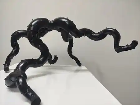 DOĞAN KARAKILIÇ tarafından 2026 yılında 57x24x346 cm ölçülerinde Metal, karışık teknik tekniği ile yapılmıştır.