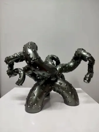 DOĞAN KARAKILIÇ tarafından 2026 yılında 37x23x37 cm ölçülerinde Metal, karışık teknik tekniği ile yapılmıştır.