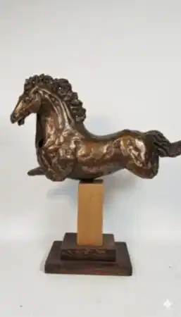 CEM GÜNEY ÇEVİKBAŞ tarafından 2026 yılında 40x30x12 cm ölçülerinde Polyester, demir tozu tekniği ile yapılmıştır.