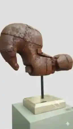 CEM GÜNEY ÇEVİKBAŞ tarafından 2026 yılında 50x30x12 cm ölçülerinde Polyester, demir tozu tekniği ile yapılmıştır.