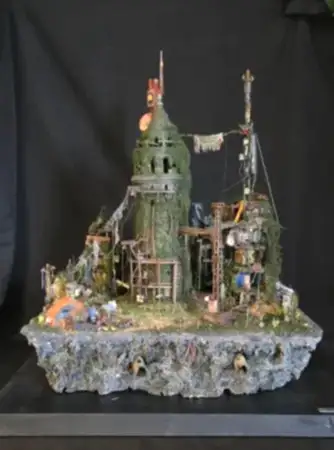 MELİH ŞENTÜRK tarafından 2025 yılında 46x104x37 cm ölçülerinde Atık malzeme, akrilik boya tekniği ile yapılmıştır.