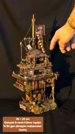 MELİH ŞENTÜRK tarafından 2025 yılında 100x45x45 cm ölçülerinde Atık malzeme, akrilik boya tekniği ile yapılmıştır.