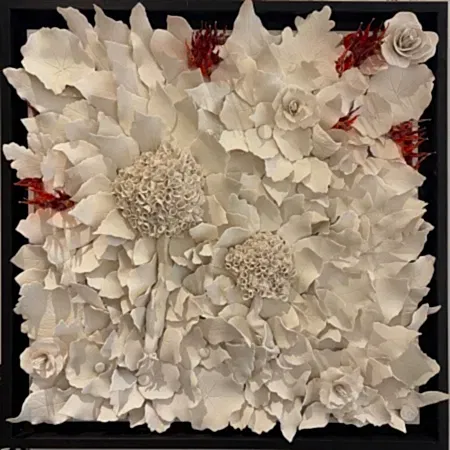 DİLA NAZ AKGÜN tarafından 2026 yılında 50x50 cm ölçülerinde Porselen ve murano cam, karışık teknik tekniği ile yapılmıştır.