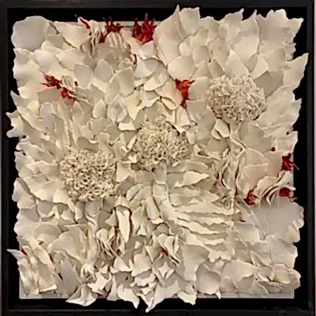 DİLA NAZ AKGÜN tarafından 2026 yılında 50x50 cm ölçülerinde Porselen ve murano cam, karışık teknik tekniği ile yapılmıştır.