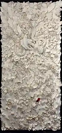 DİLA NAZ AKGÜN tarafından 2026 yılında 150x70 cm ölçülerinde Porselen ve murano cam, karışık teknik tekniği ile yapılmıştır.