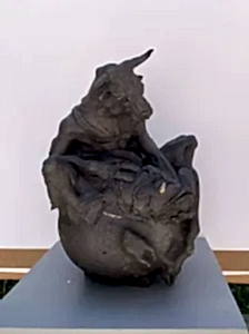 BUĞRA ÖZER tarafından 2025 yılında 40x31x32 cm ölçülerinde Stoneware kil, elle şekillendirme , 1245°C tekniği ile yapılmıştır.