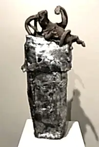 BUĞRA ÖZER tarafından 57x28x16 cm ölçülerinde Stoneware Kil Serbest elle şekillendirme 1260°C tekniği ile yapılmıştır.