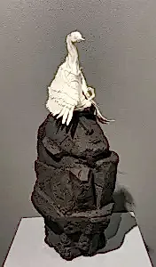 BUĞRA ÖZER tarafından 43x15x20 cm ölçülerinde Serbest Elle Şekillendirme Porselen ve Stoneware Kil 1260°C tekniği ile yapılmıştır.