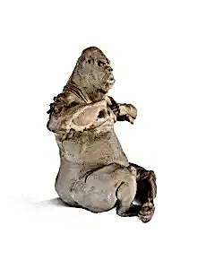 BUĞRA ÖZER tarafından 2017 yılında 45x39x32 cm ölçülerinde Beyaz Kil  Macsabal Firing-Odun Pişirimi 1300°C  Serbest Elle Şekillendirme tekniği ile yapılmıştır.