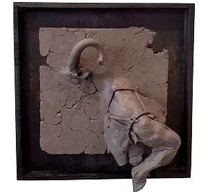 BUĞRA ÖZER tarafından 2017 yılında 20x20x15 cm ölçülerinde Siyah Kil-1250°C  Serbest Elle ve Kalıpla Şekillendirme tekniği ile yapılmıştır.