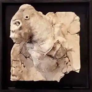 BUĞRA ÖZER tarafından 2017 yılında 20x20x15 cm ölçülerinde Beyaz Kil-1250°C  Serbest Elle ve Kalıpla Şekillendirme tekniği ile yapılmıştır.