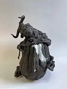 BUĞRA ÖZER tarafından 2023 yılında 34x25x31 cm ölçülerinde Stoneware Seramik Çamuru, Serbest Elle Şekillendirme 1245 C° tekniği ile yapılmıştır.