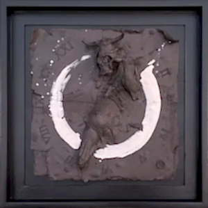 BUĞRA ÖZER tarafından 2023 yılında 63x63 cm ölçülerinde Stoneware Seramik Çamuru Serbest, Elle Şekillendirme Karışık Teknik 1245 C° tekniği ile yapılmıştır.