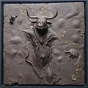 BUĞRA ÖZER tarafından 2020 yılında 40x40x10 cm ölçülerinde Siyah Kil tekniği ile yapılmıştır.