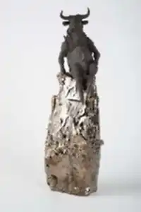 BUĞRA ÖZER tarafından 2020 yılında 39x12x10 cm ölçülerinde Serbest Elle Şekillendirme, Stoneware Kil, Altın Efektli Artistik Sır, 1260° tekniği ile yapılmıştır.