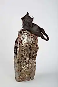 BUĞRA ÖZER tarafından 2020 yılında 39x18x14 cm ölçülerinde Serbest Elle Şekillendirme, Stoneware Kil, Altın Efektli Artistik Sır, 1260° tekniği ile yapılmıştır.