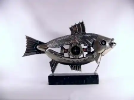 ÖZER AKTAŞ tarafından 2025 yılında 37x53x10 cm ölçülerinde Demir yontu tekniği ile yapılmıştır.