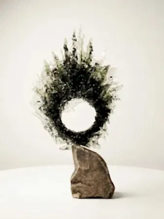 TUNCAY KOÇAY tarafından 2026 yılında 30x56x13 cm ölçülerinde Polyester reçine, torna talaşı, doğal taş tekniği ile yapılmıştır.