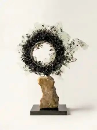 TUNCAY KOÇAY tarafından 2026 yılında 30x38x12 cm ölçülerinde Polyester reçine, torna talaşı, ahşap, metal, doğal taş tekniği ile yapılmıştır.