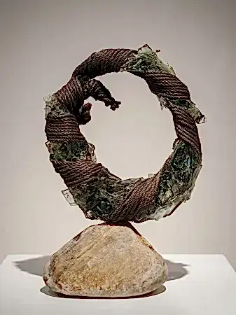 TUNCAY KOÇAY tarafından 2026 yılında 23x35x9 cm ölçülerinde Polyester reçine, hasır ip, doğal taş tekniği ile yapılmıştır.