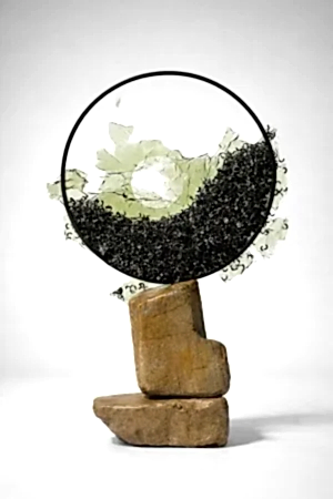 TUNCAY KOÇAY tarafından 2026 yılında 24x45x10 cm ölçülerinde Polyester reçine, torna talaşı, ahşap, doğal taş tekniği ile yapılmıştır.