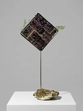 TUNCAY KOÇAY tarafından 2026 yılında 24x44x11 cm ölçülerinde Polyester reçine, torna talaşı, metal, doğal taş tekniği ile yapılmıştır.