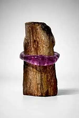 TUNCAY KOÇAY tarafından 2026 yılında 22x13x10 cm ölçülerinde Polyester reçine, doğal taş tekniği ile yapılmıştır.