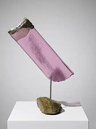 TUNCAY KOÇAY tarafından 2026 yılında 30x43x10 cm ölçülerinde Polyester reçine, torna talaşı, metal, doğal taş tekniği ile yapılmıştır.