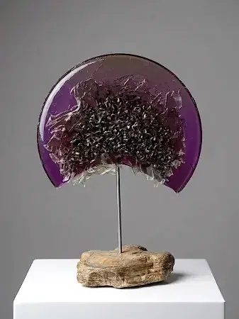 TUNCAY KOÇAY tarafından 2026 yılında 26x37x17 cm ölçülerinde Polyester reçine, torna talaşı, doğal taş tekniği ile yapılmıştır.