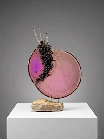 TUNCAY KOÇAY tarafından 2026 yılında 30x45x15 cm ölçülerinde Polyester reçine, torna talaşı, metal, doğal taş tekniği ile yapılmıştır.