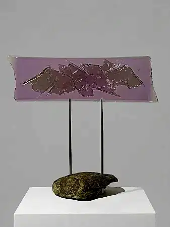 TUNCAY KOÇAY tarafından 2026 yılında 34x34x14 cm ölçülerinde Polyester reçine, metal, doğal taş tekniği ile yapılmıştır.