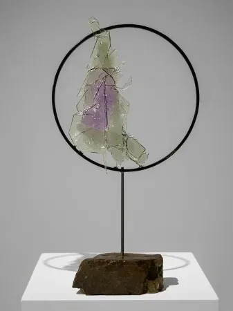 TUNCAY KOÇAY tarafından 2026 yılında 27x51x10 cm ölçülerinde Polyester reçine, ahşap, metal, doğal taş tekniği ile yapılmıştır.