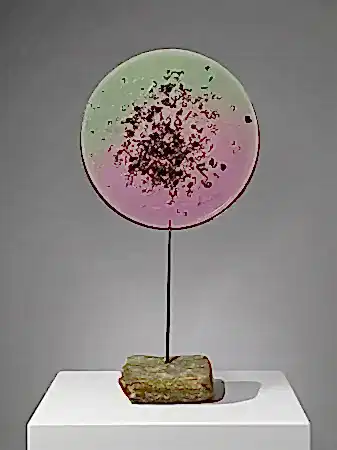 TUNCAY KOÇAY tarafından 2026 yılında 27x50x12 cm ölçülerinde Polyester reçine, torna talaşı, metal, doğal taş tekniği ile yapılmıştır.