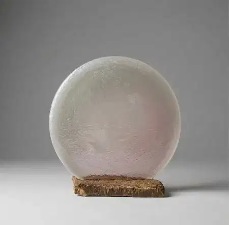 TUNCAY KOÇAY tarafından 2026 yılında 26x26x10 cm ölçülerinde Polyester reçine, doğal taş tekniği ile yapılmıştır.