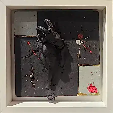 BUĞRA ÖZER tarafından 2025 yılında 22x22x5 cm ölçülerinde 63x63 cm, Stoneware Seramik Çamuru Serbest, Elle Şekillendirme Karışık Teknik 1245 C° tekniği ile yapılmıştır.