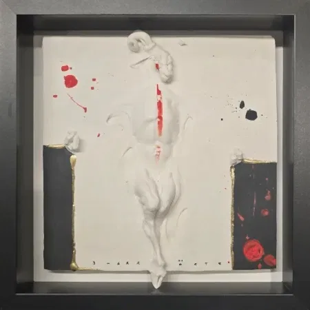 BUĞRA ÖZER tarafından 2025 yılında 22x22x5 cm ölçülerinde 63x63 cm, Stoneware Seramik Çamuru Serbest, Elle Şekillendirme Karışık Teknik 1245 C° tekniği ile yapılmıştır.