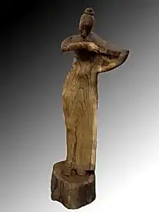 HAKAN ERASLAN tarafından 174x60x46 cm ölçülerinde Kestane ağacı yontu tekniği ile yapılmıştır.